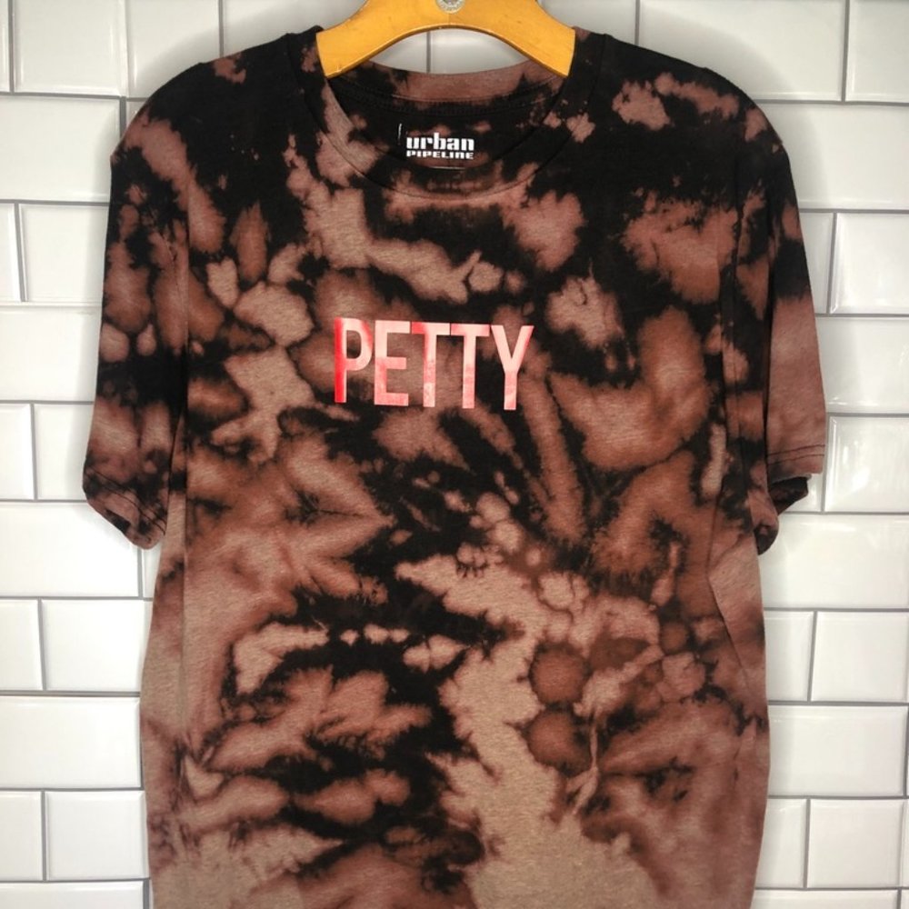 'PETTY' Tee - L